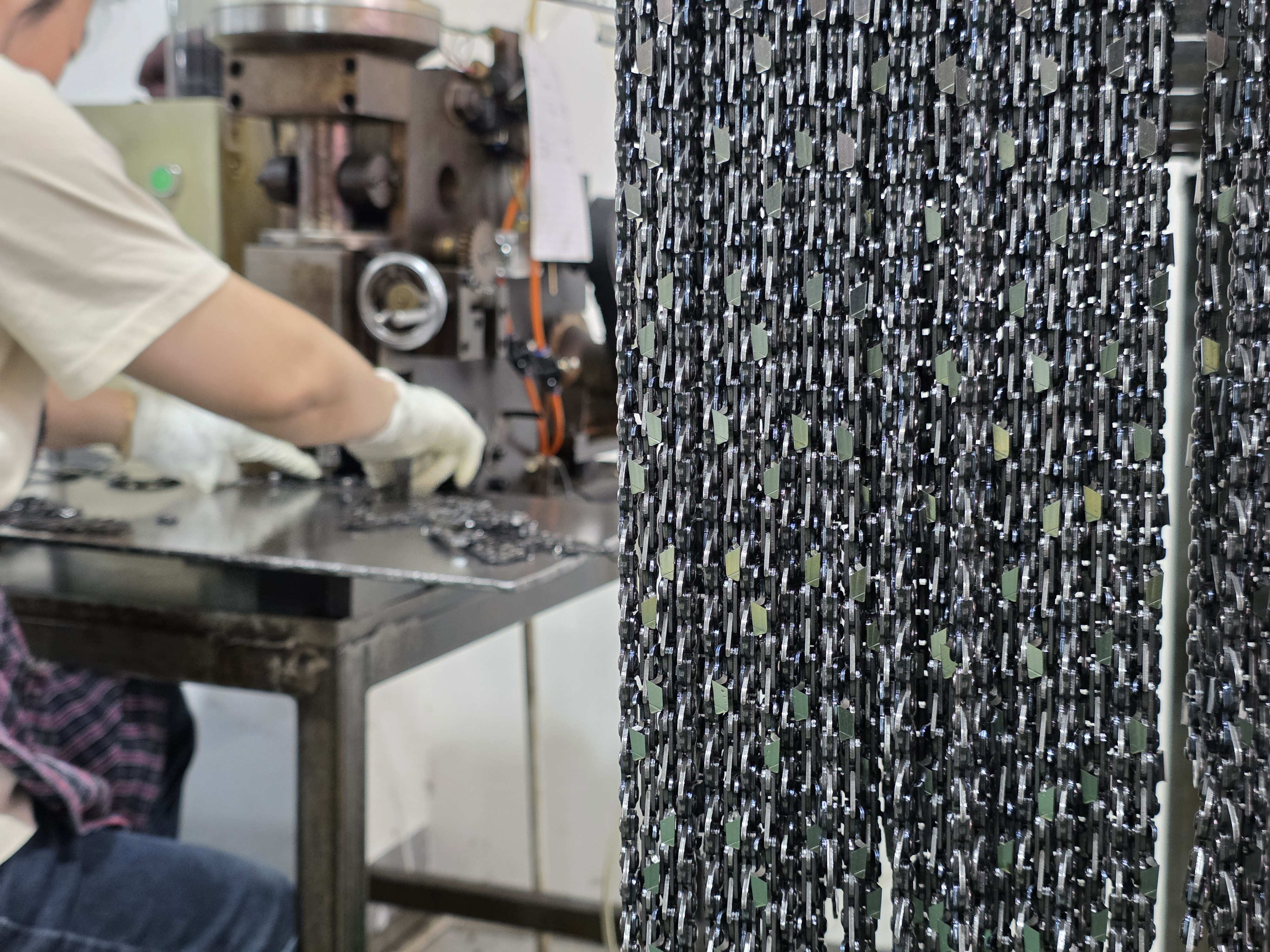 Factory production environment for saw chain programs